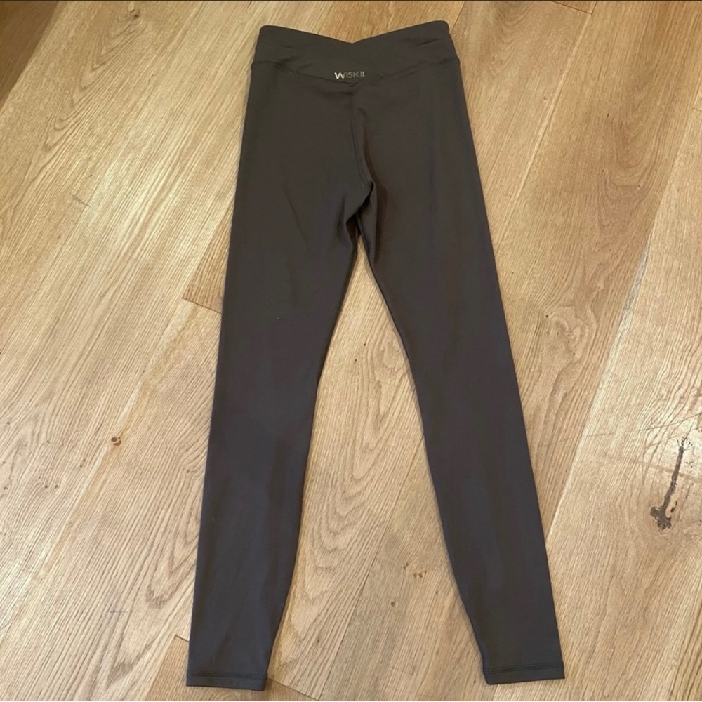 Wiskii Active V Front Leggings in Dark Taupe Brown